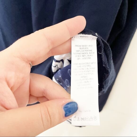 Vineyard Vines Navy Blue Silk Back Scarf Print Sweater BlouseSize XS - Picture 5 of 5